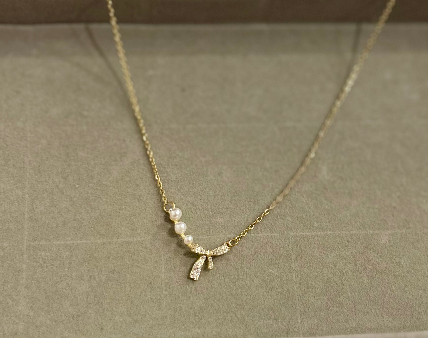 Necklace with three pears and bow